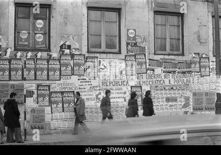 Portugal, Politik, Straßenszenen usw.; Slogans politischer Parteien auf der Straße mit Plakaten, 11. Februar 1975, Plakate, Politik, Politische Parteien, Niederlande, Foto der Presseagentur des 20. Jahrhunderts, Nachrichten zur Erinnerung, Dokumentarfilm, historische Fotografie 1945-1990, visuelle Geschichten, Menschliche Geschichte des zwanzigsten Jahrhunderts, Momente in der Zeit festzuhalten Stockfoto