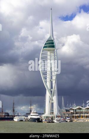 Portsmouth Hafen mit dem Spinnaker Tower neben Gunwharf Quays und Portsmouth's Historic Dockyard mit Sturmwolken im Frühjahr - Hampshire, England Stockfoto