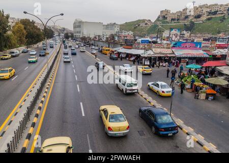 AMMAN, JORDANIEN - 22. MÄRZ 2017: Blick auf eine Autobahn in Amman. Stockfoto