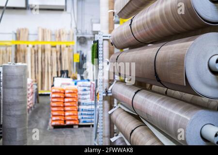 Rollen von Linoleum und anderen Renovierungsgütern Stockfoto