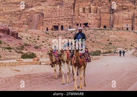 PETRA, JORDANIEN - 23. MÄRZ 2017: Kamelreiter in der antiken Stadt Petra, Jordanien Stockfoto