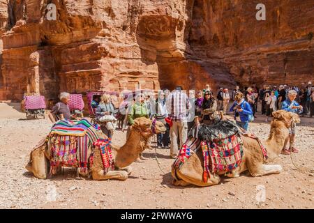 PETRA, JORDANIEN - 24. MÄRZ 2017: Touristen, Kamele und Pferdekutschen in der antiken Stadt Petra, Jordanien Stockfoto