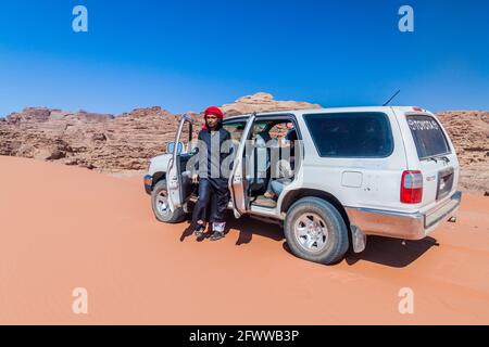WADI RUM, JORDANIEN - 26. MÄRZ 2017: Toyota im Allradantrieb mit einem lokalen Beduinen-Reiseführer in der Wadi Rum Wüste, Jordanien Stockfoto