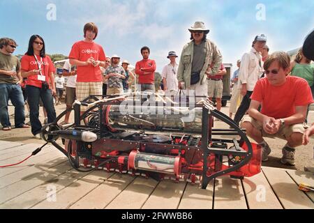 Das autonome Unterwasserfahrzeug „Nova“ 2009 der Cornell University (AUV), das gewogen und ins Wasser gezogen werden soll. Rot-geraffte Teamkollegen bewachen es wie Mutterhennen; so gut es auch sein mag. Siegreich im Jahr 2003; seitdem sind sie geschunkelt; bis jetzt. Seit Mai ist dieses Testfahrzeug täglich im Wasser. SPAWAR Transducer Test Facility; San Diego; 12. Internationaler Wettbewerb für autonome Unterwasser-Fahrzeuge; gesponsert von der Association for Unmanned Vehicle Systems International Stockfoto