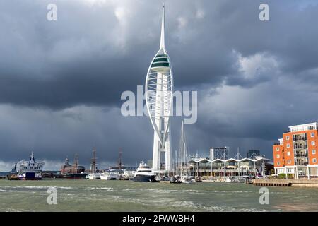 Portsmouth Hafen mit dem Spinnaker Tower neben Gunwharf Quays und Portsmouth's Historic Dockyard mit Sturmwolken im Frühjahr - Hampshire, England Stockfoto