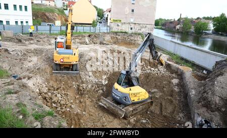 Vorbereitung eines Baugrundes für ein Mehrfamilienhaus Neubau an der Altstadtbrücke Bei Zgorzelec am 18.05.2021 Stockfoto