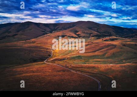 Luftaufnahme der schönen Region Zlatibor Landschaft mit Asphaltstraße durch von Drohne pov. Zlatibor ist ein Berg im Südwesten Serbiens Stockfoto