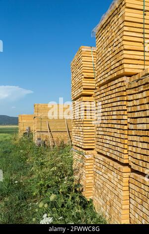 Schnittholz und Hobelware gestapeltes Holz im Sägewerk Hof, Cerknica, Slowenien Stockfoto