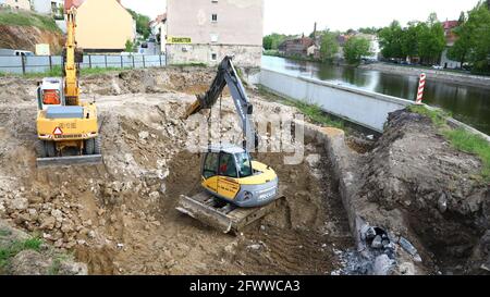 Vorbereitung eines Baugrundes für ein Mehrfamilienhaus Neubau an der Altstadtbrücke Bei Zgorzelec am 18.05.2021 Stockfoto