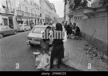 Portugal, Politik, Straßenszenen etc.; Straßenszenen in Lissabon, 11. Februar 1975, POLITIK, Niederlande, 20. Jahrhundert Presseagentur Foto, Nachrichten zu erinnern, Dokumentarfilm, historische Fotografie 1945-1990, visuelle Geschichten, Menschliche Geschichte des zwanzigsten Jahrhunderts, Momente in der Zeit festzuhalten Stockfoto