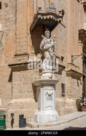 Ave Maria, Maria und Jesus Statue vor der Kirche der Annuncia, Stille Stadt Mdina, Malta Stockfoto