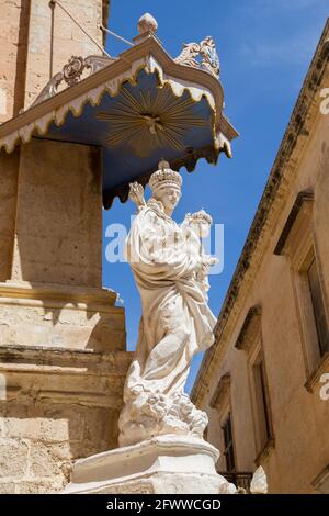 Ave Maria, Maria und Jesus Statue vor der Kirche der Annuncia, Stille Stadt Mdina, Malta Stockfoto