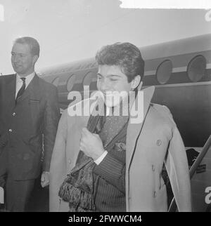 Der amerikanische Sänger Paul Anka auf dem Transit am Flughafen Schiphol, Paul Anka (Head), 17. März 1964, KOPPING, Sänger, Niederlande, Foto der Presseagentur des 20. Jahrhunderts, zu erinnerende Nachrichten, Dokumentarfilm, historische Fotografie 1945-1990, visuelle Geschichten, Menschliche Geschichte des zwanzigsten Jahrhunderts, Momente in der Zeit festzuhalten Stockfoto