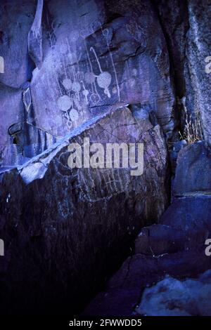 Atlatl Petroglyphen in Site Iny-8c (R-25); Upper Renegade Canyon of the Coso Mountains of California; USA Stockfoto