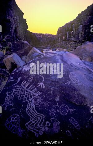 Schamane und abstrakte Petroglyphen; Iny-8 im Renegade Canyon; in den Coso Mountains von Kalifornien; USA Stockfoto