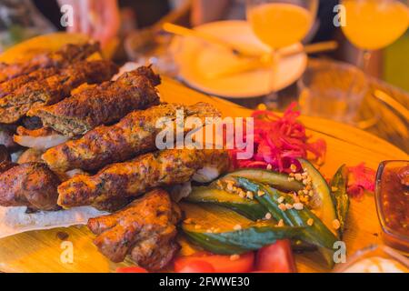 Traditioneller georgianischer lula Kebab mit drei Arten Sauce - Ketchup, grüne Tkemali, Mayonnaise. Selektiv fokussiert Stockfoto