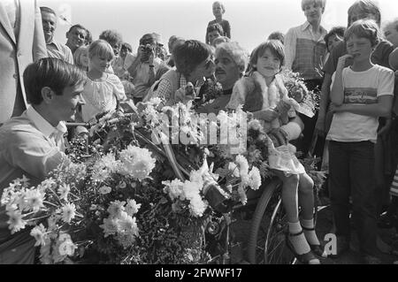 Der 41-jährige Peter wird von seiner Frau und Tochter und Nachbarn, 5. September 1981, Nachbarn, Töchter, Behinderte, Rollstuhlfahrer, Frauen, nach einer Reise mit dem Rollstuhl von Lloret de Mar in Spanien nach Noordwijk, Niederlande, Presseagentur des 20. Jahrhunderts, Foto, Nachrichten zur Erinnerung, Dokumentarfilm, historische Fotografie 1945-1990, visuelle Geschichten, Menschliche Geschichte des zwanzigsten Jahrhunderts, Momente in der Zeit festzuhalten Stockfoto