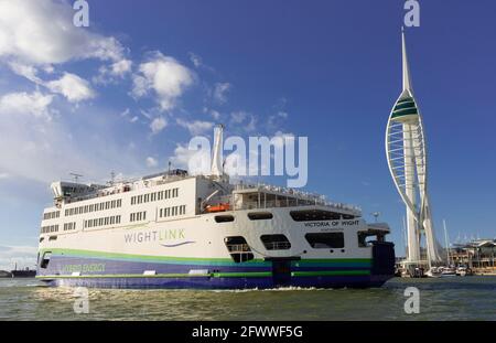 Die Hybrid-Energie-Wightlink-Fähre 'Victoria of Wight' in Portsmouth Hafen mit dem Spinnaker Tower und Gunwharf Quays in der Background-Hampshire, Großbritannien Stockfoto