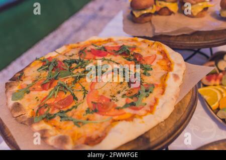 Buffettisch für ein Bankett, ein Sandwich und eine Pizza Stockfoto