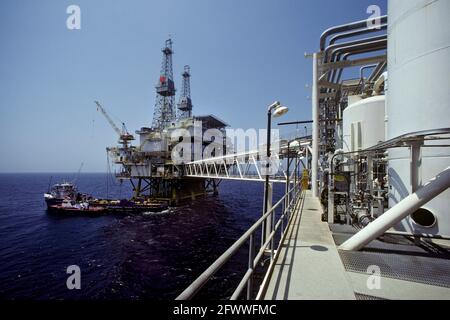 Eine Ölbohrplattform, die von der zugehörigen Produktionsplattform aus gesehen wird; vor Long Beach, Kalifornien. Stockfoto