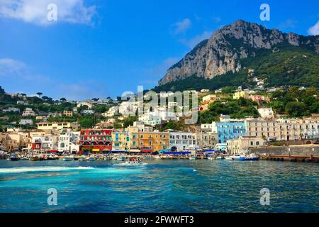 Farbenfroher Hafen, Marina Grande auf der wunderschönen Mittelmeerinsel Capri, Italien Stockfoto