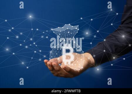 Mann, der eine Tasche mit Bitcoin in der Hand hält Stockfoto
