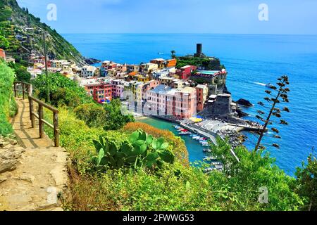 Buntes Cinque Terre Dorf von Vernazza, Italien. Oberhalb Ansicht mit Wanderweg und blauem Meer. Stockfoto