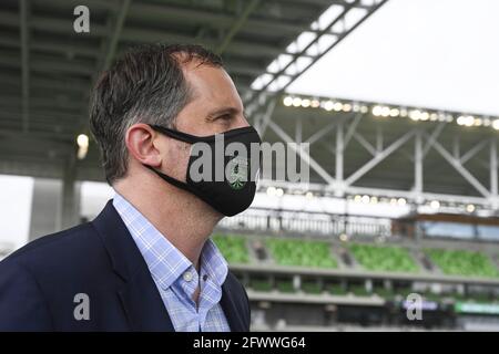 Austin, Texas, USA, Mai 24 2021: Andy LOUGHNANE, FC-Präsident von Austin, blickt auf das fast fertiggestellte Q2-Stadion, in dem das neue Major League Soccer-Team nächsten Monat sein Heimspiel spielen wird. Kredit: Bob Daemmrich/Alamy Live Nachrichten Stockfoto