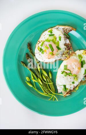 Sehr leckeres und gesundes Frühstück - Rührei, Spargel. Es ist ein schöner Morgen Stockfoto