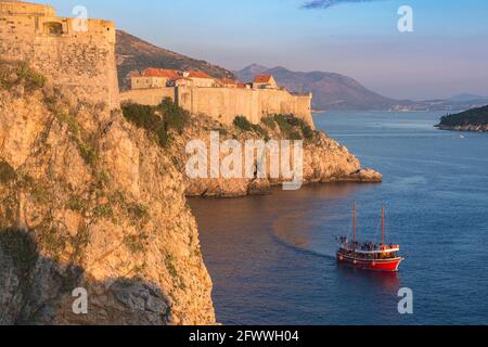 Kroatien. Süddalmatien. Luftaufnahme von Dubrovnik, mittelalterliche ummauerte Stadt und ein Leseboat über das Meer Stockfoto