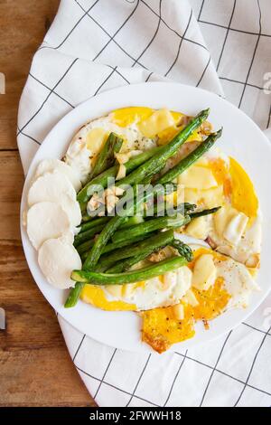 Leckeres und gesundes Frühstück - Rühreier, Spargel, Mozzarella-Käse. Es ist ein schöner Morgen Stockfoto