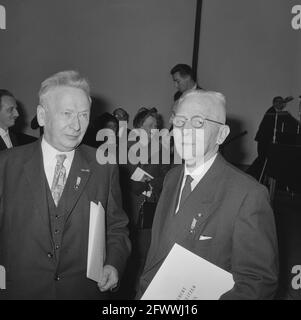 Albert Schweitzer-Preis, verliehen an Prof. Dr. W. Banning, rechts Dr. H. de Rook, 12. Januar 1963, Niederlande, Presseagentur des 20. Jahrhunderts, Foto, News to remember, Dokumentarfilm, historische Fotografie 1945-1990, visuelle Geschichten, Menschliche Geschichte des zwanzigsten Jahrhunderts, Momente in der Zeit festzuhalten Stockfoto