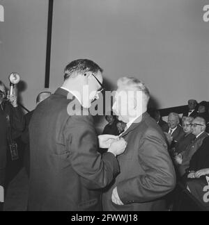 Der Albert-Schweitzer-Preis, verliehen an Prof. Dr. W. Banning, rechts Dr. H. de Rook, 12. Januar 1963, Preise, Auszeichnungen, Niederlande, 20. Jahrhundert Presseagentur Foto, Nachrichten zu erinnern, Dokumentarfilm, historische Fotografie 1945-1990, visuelle Geschichten, Menschliche Geschichte des zwanzigsten Jahrhunderts, Momente in der Zeit festzuhalten Stockfoto