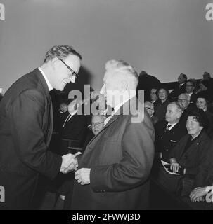 Der Albert-Schweitzer-Preis, verliehen an Prof. Dr. W. Banning, rechts Dr. H. de Rook, 12. Januar 1963, Preise, Auszeichnungen, Präsentationen, Niederlande, Presseagentur des 20. Jahrhunderts, Foto, Nachrichten zum erinnern, Dokumentarfilm, historische Fotografie 1945-1990, visuelle Geschichten, Menschliche Geschichte des zwanzigsten Jahrhunderts, Momente in der Zeit festzuhalten Stockfoto