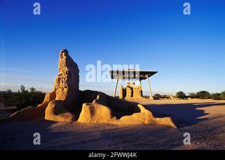 Das Casa Grande Ruins National Monument ist eine große lehmziegelstruktur, die von den Hohokam-Bewohnern des Gila River Valley erbaut wurde; wahrscheinlich Anfang des 13. Jahrhunderts. Die größte Struktur; vier Stockwerke hoch; richtig Casa Grande (Sp.; 'großes Haus') genannt wird von einem modernen Dach bedeckt; andere Strukturen im Vordergrund sind erodiert. Stockfoto