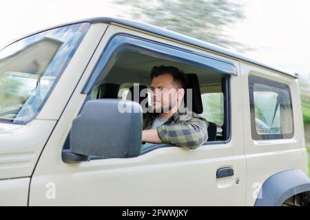 Schöner Mann mittleren Alters, Fahrer, der Auto fährt, freut sich auf die Straße Stockfoto