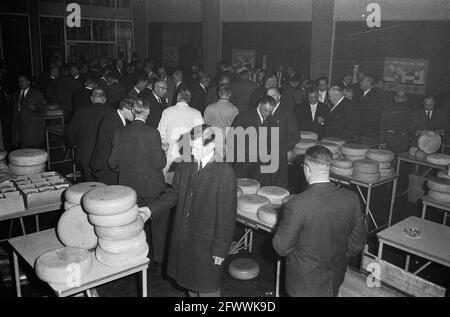 [Auftrag Nederlandse Vereniging van Kaasexporteurs, Zwarteweg 25 Den Haag ] Käsehinspektion, 29. April 1963, Käse, Inspektionen, Niederlande, 20. Jahrhundert Presseagentur Foto, Nachrichten zu erinnern, Dokumentarfilm, historische Fotografie 1945-1990, visuelle Geschichten, Menschliche Geschichte des zwanzigsten Jahrhunderts, Momente in der Zeit festzuhalten Stockfoto