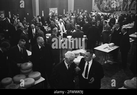 [Auftrag Nederlandse Vereniging van Kaasexporteurs, Zwarteweg 25 Den Haag ] Käsehinspektion, 29. April 1963, Treffen, Inspektionen, Niederlande, 20. Jahrhundert Presseagentur Foto, Nachrichten zu erinnern, Dokumentarfilm, historische Fotografie 1945-1990, visuelle Geschichten, Menschliche Geschichte des zwanzigsten Jahrhunderts, Momente in der Zeit festzuhalten Stockfoto