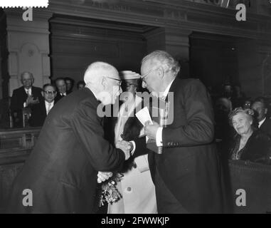 Prof. Van den Bergh hält Abschiedsvortrag, links Prof. Van Poelje, Mitte Van den Bergh, 2. Juli 1960, Abschiedsvorträge, Niederlande, Foto der Presseagentur des 20. Jahrhunderts, News to remember, Dokumentarfilm, historische Fotografie 1945-1990, visuelle Geschichten, Menschliche Geschichte des zwanzigsten Jahrhunderts, Momente in der Zeit festzuhalten Stockfoto