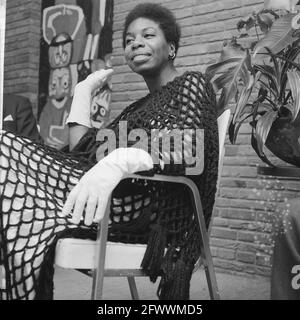 Die amerikanische Sängerin Nina Simone erscheint am 14. Dezember 1965 im Fernsehen, Singers, the Netherlands, 20. Jahrhundert Presseagentur Foto, Nachrichten zu erinnern, Dokumentarfilm, historische Fotografie 1945-1990, visuelle Geschichten, Menschliche Geschichte des zwanzigsten Jahrhunderts, Momente in der Zeit festzuhalten Stockfoto