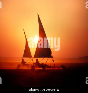 Sandsegler bei Sonnenuntergang auf einem trockenen See Stockfoto