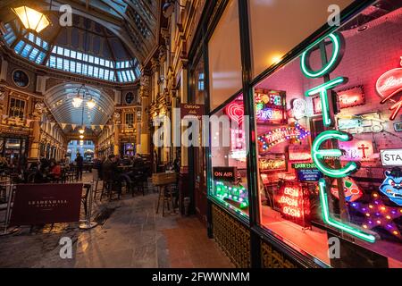 London, Großbritannien. 24 Mai 2021. Allgemeine Ansicht von Electric City, Gods Own Junkyards Ausstellung von Hollywood Neon auf dem Leadenhall Market in London. Die Ausstellung wird am 26. Mai eröffnet und wird an verschiedenen Orten des Marktes mit Neonbeleuchtung ausgestattet sein. Bilddatum: Montag, 24. Mai 2021. Bildnachweis sollte lauten: Matt Crossick/Empics/Alamy Live News Stockfoto