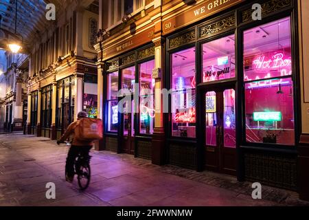 London, Großbritannien. 24 Mai 2021. Allgemeine Ansicht von Electric City, Gods Own Junkyards Ausstellung von Hollywood Neon auf dem Leadenhall Market in London. Die Ausstellung wird am 26. Mai eröffnet und wird an verschiedenen Orten des Marktes mit Neonbeleuchtung ausgestattet sein. Bilddatum: Montag, 24. Mai 2021. Bildnachweis sollte lauten: Matt Crossick/Empics/Alamy Live News Stockfoto