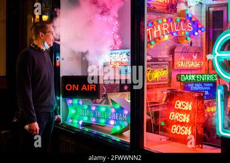 London, Großbritannien. 24 Mai 2021. Besucher, die Electric City, Gods Own Junkyard's Ausstellung von Hollywood Neon auf dem Leadenhall Market in London betrachten. Die Ausstellung wird am 26. Mai eröffnet und wird an verschiedenen Orten des Marktes mit Neonbeleuchtung ausgestattet sein. Bilddatum: Montag, 24. Mai 2021. Bildnachweis sollte lauten: Matt Crossick/Empics/Alamy Live News Stockfoto