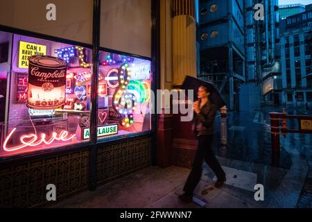 London, Großbritannien. 24 Mai 2021. Besucher, die Electric City, Gods Own Junkyard's Ausstellung von Hollywood Neon auf dem Leadenhall Market in London betrachten. Die Ausstellung wird am 26. Mai eröffnet und wird an verschiedenen Orten des Marktes mit Neonbeleuchtung ausgestattet sein. Bilddatum: Montag, 24. Mai 2021. Bildnachweis sollte lauten: Matt Crossick/Empics/Alamy Live News Stockfoto