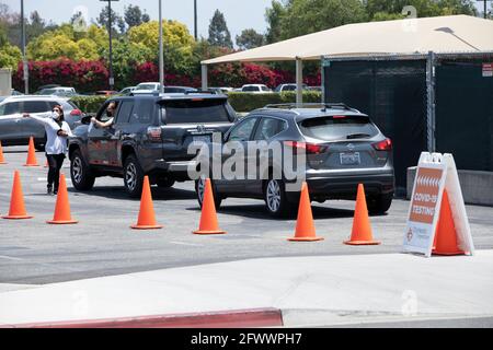 Long Beach, Kalifornien, USA - 22. Mai 2021: Autos fahren in eine COVID-19 Drive-Thru-Testanlage am Flughafen Long Beach. Stockfoto
