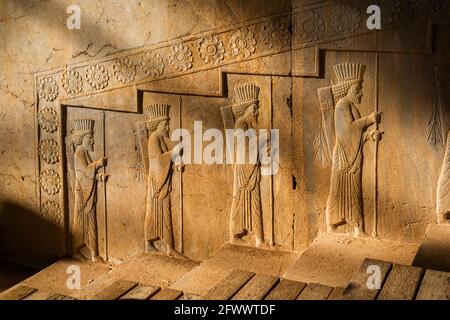 Reliefskulptur der Subjektmenschen des achämenischen Reiches im Apadana Palast, Persepolis, Iran. Stockfoto