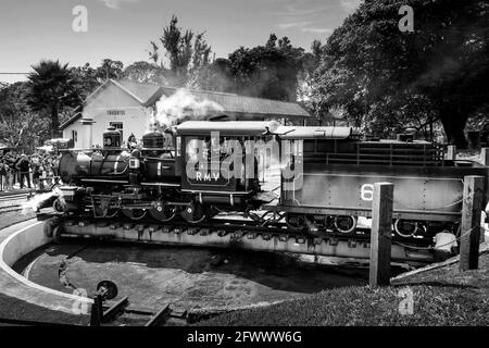 Minas Gerais, Brasilien - 25. Mai 2019: Lokomotive maria fumaca in Bewegung am Bahnhof der historischen Stadt Tiradentes, Innenraum von Minas Gerais Stockfoto