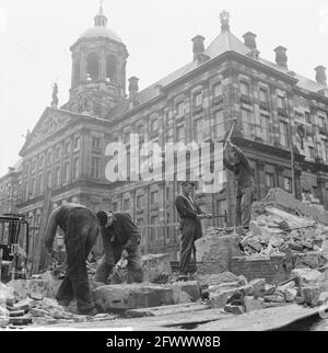 Amsterdam. Restaurierung der Neuen Kirche am Dam-Platz: Wrackers bei der Arbeit. Im Hintergrund der Palast am Dam-Platz, 17. April 1961, Abriss, Barock, Kuppeln, Paläste, Restaurierungen, Stadtlandschaften, Niederlande, 20. Jahrhundert Presseagentur Foto, Nachrichten zu erinnern, Dokumentarfilm, historische Fotografie 1945-1990, visuelle Geschichten, Menschliche Geschichte des zwanzigsten Jahrhunderts, Momente in der Zeit festzuhalten Stockfoto