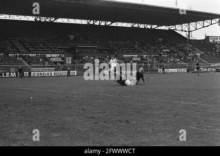 Amsterdam gegen Excelsior 4:0, Frank Kramer (links) erzielt 2:0, 17. September 1972, Sport, Fußball, Niederlande, Presseagentur des 20. Jahrhunderts, Foto, Nachrichten zum erinnern, Dokumentarfilm, historische Fotografie 1945-1990, visuelle Geschichten, Menschliche Geschichte des zwanzigsten Jahrhunderts, Momente in der Zeit festzuhalten Stockfoto